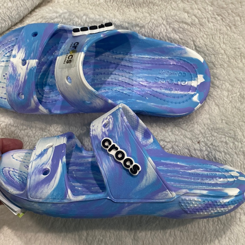 🆕🐊CROCS Classic Marbled Sandals, Size 7 Lilac, Blue, & White - Picture 4 of 6